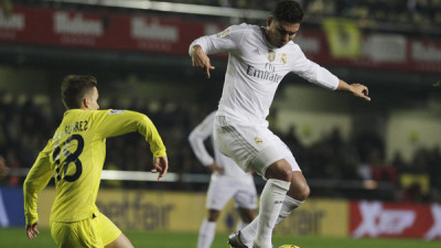Football Soccer - Villarreal v Real Madrid - Spanish Liga - Madrigal Stadium, Villarreal, Spain - 13/12/15. Real Madrid's Casemiro and Villarreal's Denis Suarez (L) in action. REUTERS/Heino Kalis