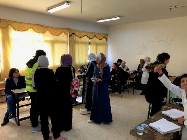 جامعة عمان الاهلية تقيم يوما طبيا مجانيا بمنطقة ام جوزة في مدينة السلط - زاجل نيوز