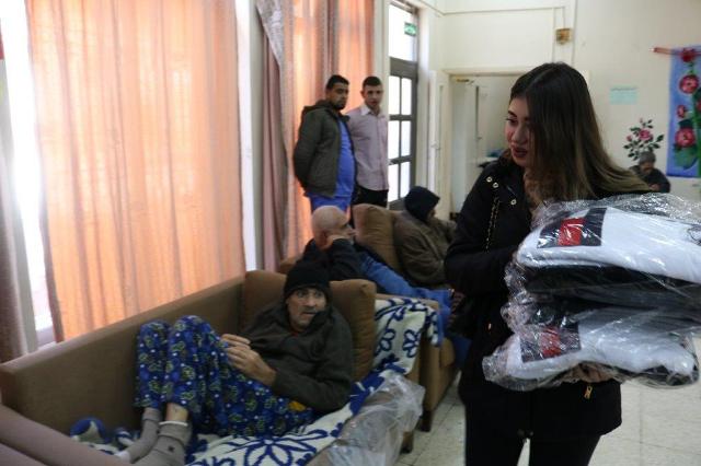 وفد من جامعة عمان الأهلية يزور جمعية الأسرة البيضاء دار الضيافة للمسنين - زاجل نيوز