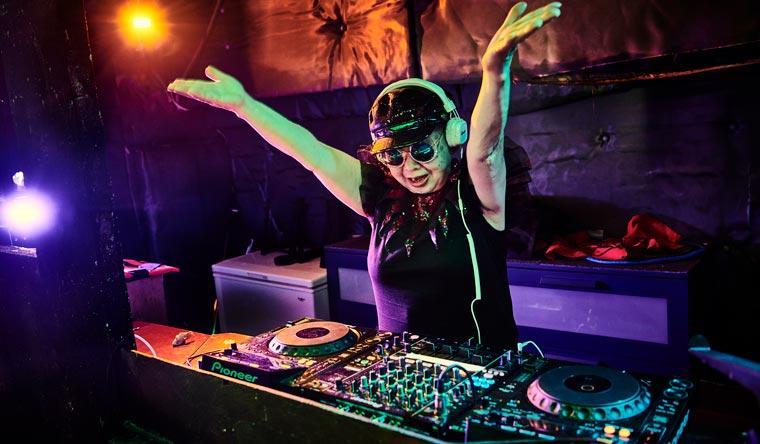 «دي جيه» الجدة - زاجل نيوز