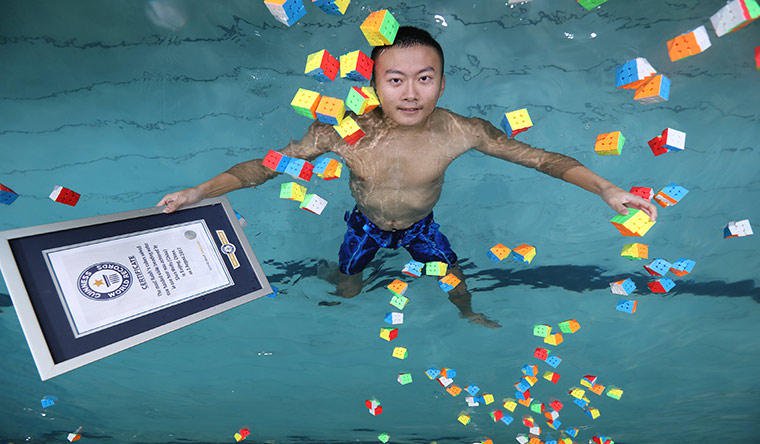 مكعبات روبيك والسباحة - زاجل نيوز