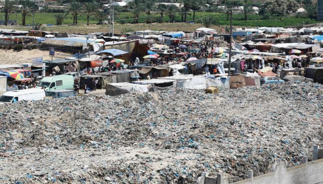 تكاثر الذباب والبعوض مع أزمة النفايات في قطاع غزة مما يزيد من معاناة النازحين