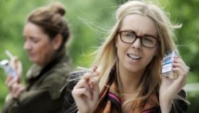 علبة سجائر تتحدث إلى المدخنين عند فتحها