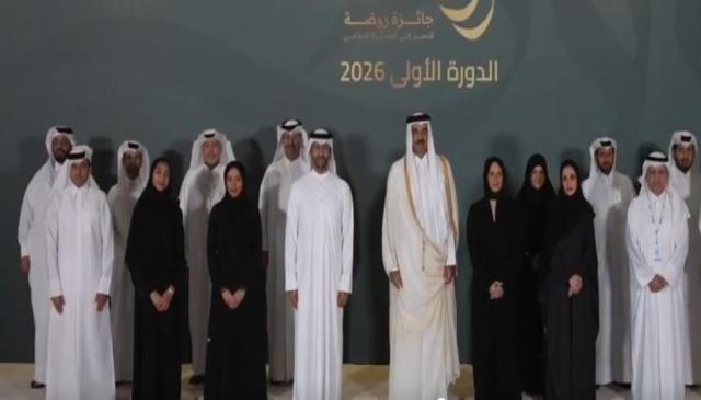 تكريم الفائزين بجائزة التميز في العمل الجماعي من قبل أمير قطر