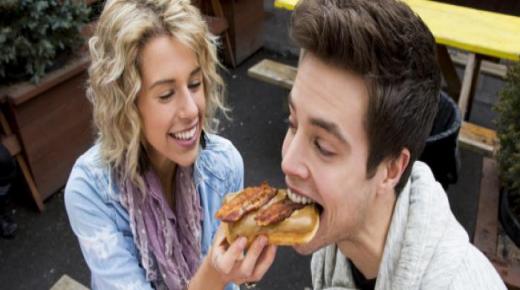 الرجل يأكل كالحصان في حضور المرأة وهي تأكل كالعصفورة