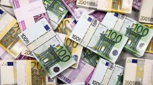 اليورو يسجّل أدنى مستوى أمام الدولار الأميركي في 20 عاما