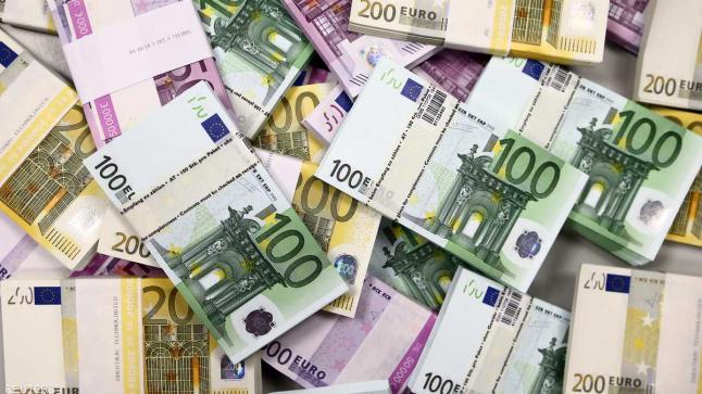 اليورو يسجّل أدنى مستوى أمام الدولار الأميركي في 20 عاما