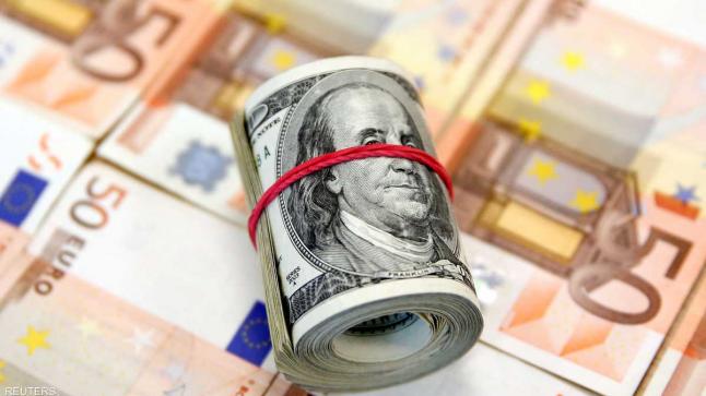 اليورو والجنيه الإسترليني يرتفعان بعد تراجع طفيف للدولار