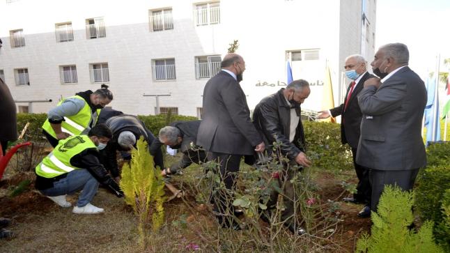 ضمن احتفالاتها بمئوية تأسيس الدولة الأردنية وبيوم الشجرة… عمان الاهلية تنظم حملة لزراعة الأشجار برعاية وزير الزراعة