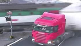 قطار يدمر شاحنة.. والسائق ينجو