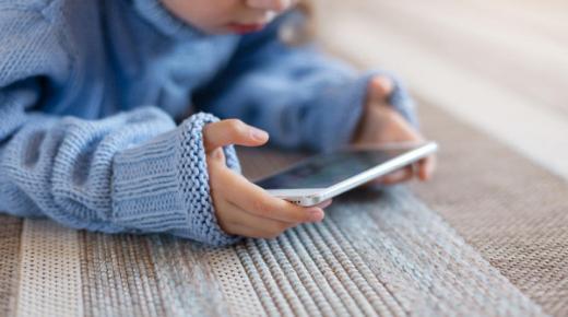 عالم يحذّر من خطورة شاشات الجوال على أدمغة الأطفال