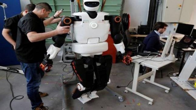 روبوتات للخدمات والترفيه بمقهى في العاصمة المجرية بودابست