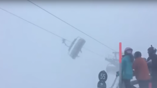 بالفيديو… عاصفة تحتجز سياح داخل تلفريك