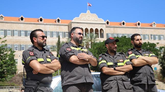 متطوعو الدفاع المدني اللبناني لوحوا بالتصعيد.. وموظفو القطاع العام مستمرون بالإضراب