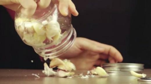 كيف تقشر الثوم في اقل وقت ممكن