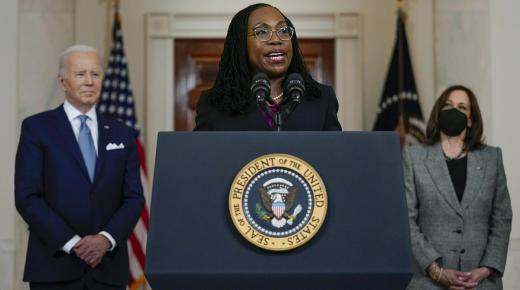 أول قاضية أمريكية من أصل إفريقي في المحكمة العليا تقسم اليمين