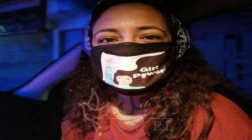 كمامة…فتاة تستغل كورونا للتوعية بحقوق المرأة