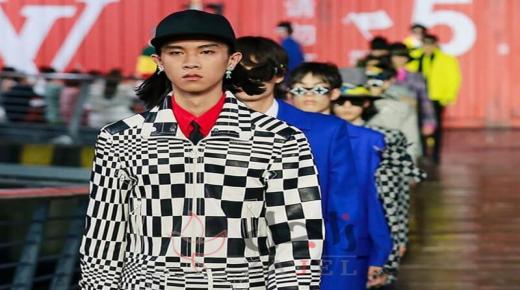 إقامة عرض أزياء صيني على ضفاف نهر «هوانغبو»