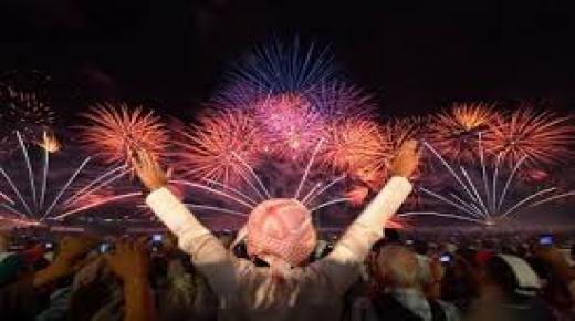 العاب نارية تنير سماء ابوظبي معلنة عن الاحتفال بالعيد الوطني الـ 44