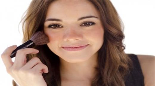 اليكِ العديد من حيل المكياج لإخفاء الخدود الممتلئة