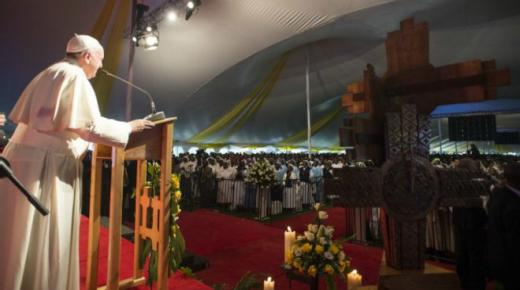 البابا يحذر من كارثة إذا فشل مؤتمر باريس للمناخ في مواجهة الاحترار العالمي