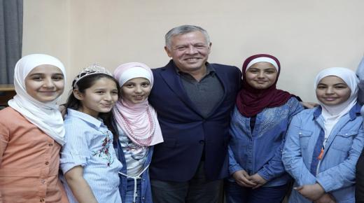 الملك يتفقد في زيارتين مفاجئتين أحوال أطفال مبرة أم الحسين والفتيات اليتيمات في جمعية حمزة بن عبد المطلب