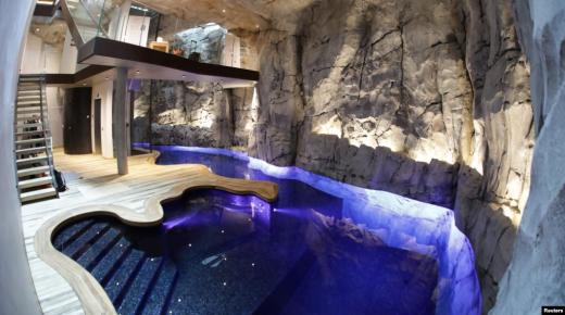 فيلا  “صديقة للبيئة” داخل صخرة ضخمة تجذب انظار الملايين