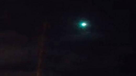 جسم أخضر ‘غامض’ يثير القلق.. ومئات الآلاف