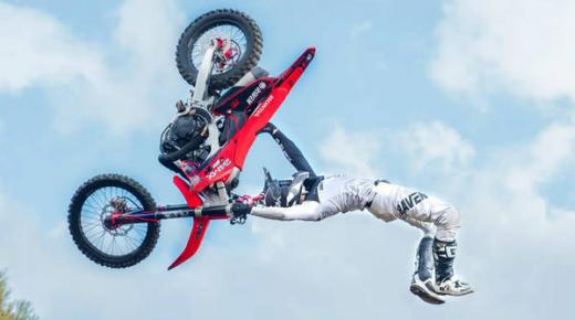 أقوى استعراض سيرك داخل كرة حديدية يؤديه دراجون عالميون