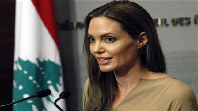 انجلينا جولي تتفقد اللاجئين السوريين في لبنان
