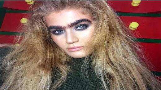 عارضة أزياء تثير الجدل بسبب “حاجبيها”