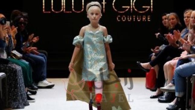 طفلة مبتورة الساقين تخطف الأضواء فى عرض أزياء أسبوع الموضة بباريس