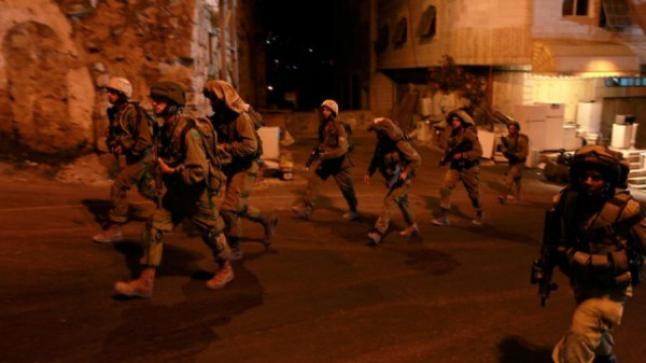 نابلس: قوة خاصة إسرائيلية تعتقل شابين من مخيم عسكر