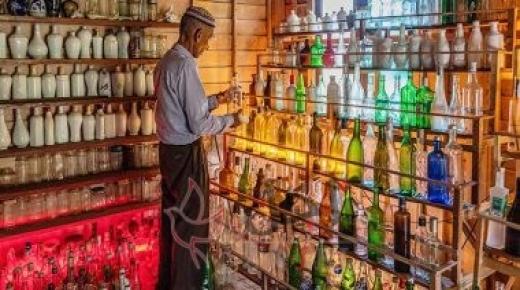 متحف من زجاجات فارغة جمعها مسن ماليزي للحفاظ على النظافة