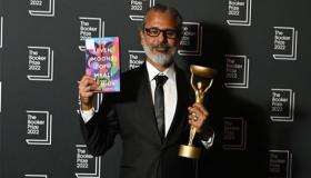 كاتب سريلانكي يفوز بجائزة البوكر العالمية للرواية لعام 2022