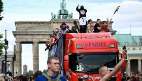 الآلاف من سكان برلين يشاركون في مهرجان للموسيقى الإلكترونية