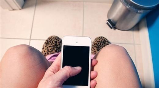 الهاتف المحمول في المرحاض.. سلوك يزداد انتشاراً حول العالم