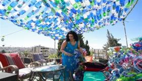 الأردن.. فنانة تحارب النفايات البلاستيكية بأعمال فنية