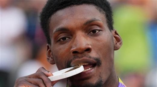 كيرلي يتوج بذهبية سباق 100 متر في بطولة العالم لألعاب القوى