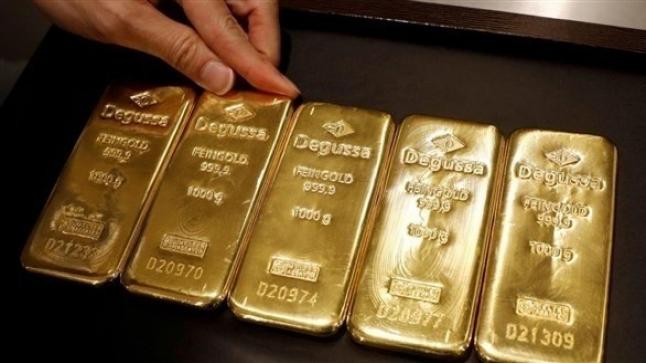 الذهب يرتفع مع تراجع الدولار والمتعاملون يركزون على رفع الفائدة