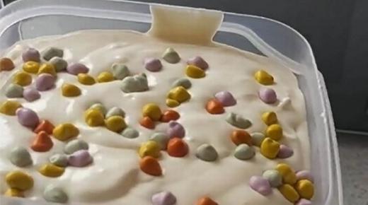 تشارك وصفة بسيطة لتحضير الآيس كريم من مكونين فقط