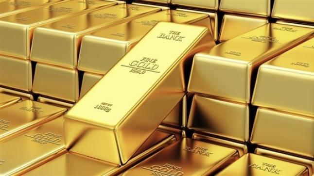 الذهب يقترب من أدنى مستوى في عام
