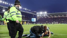 تشديد عقوبات إلقاء قنابل الدخان واجتياح الملاعب في إنجلترا