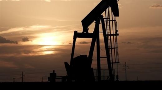 النفط يصعد دولارين بدعم من تراجع الدولار