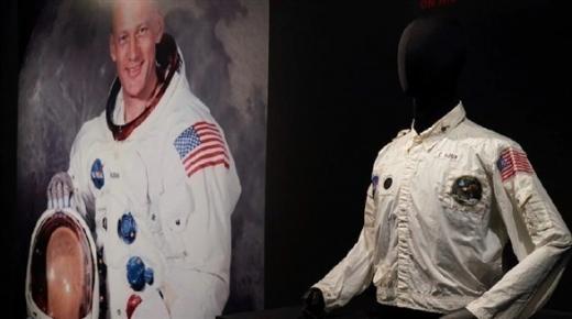 سترة لباز ألدرين بـ 2.7 مليون دولار