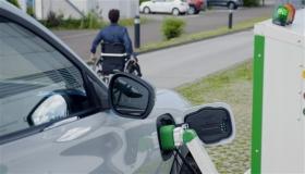 فورد تختبر شاحناً آليا للسيارات الكهربائية لمساعدة المعاقين