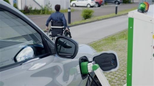 فورد تختبر شاحناً آليا للسيارات الكهربائية لمساعدة المعاقين