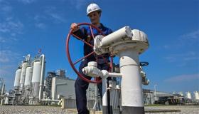 حرب الغاز.. أوروبا “تسابق البرق” لشتاء دافئ