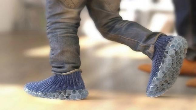حذاء مطبوع ثلاثي الأبعاد يساعد على نمو أرجل الأطفال بشكل صحيح