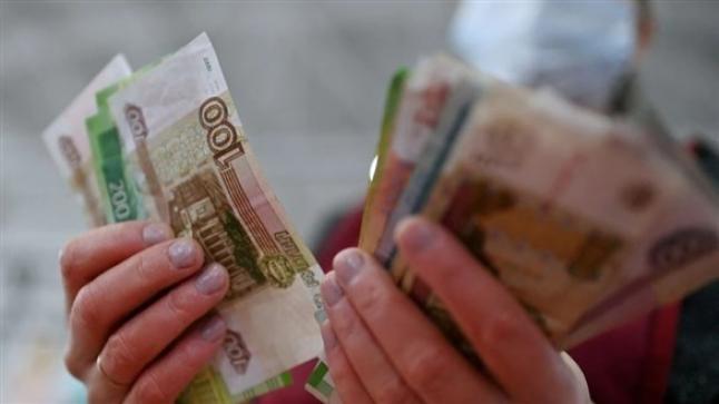 انخفاض كبير للروبل الروسي أمام الدولار